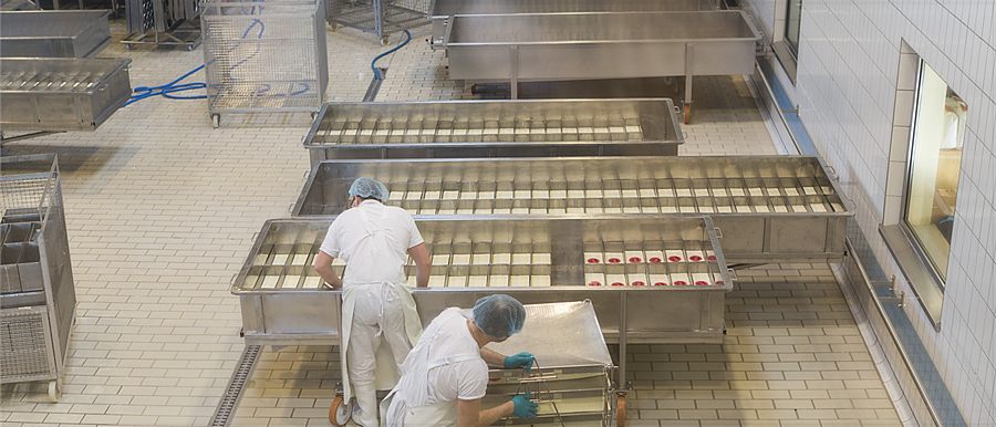 Casaro solleva una forma fresca dallo stampo