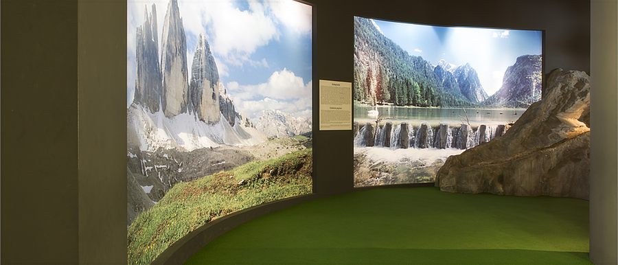 Sala espositiva di Mondolatte con panorama delle Tre Cime