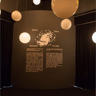 La sala della Via Lattea con le sue lampade sferiche