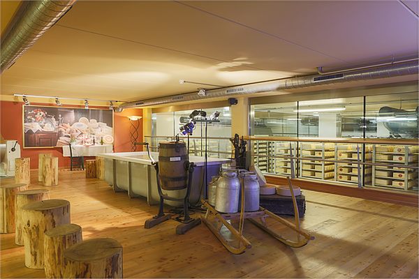 Antiche caldaie di rame nell esposizione